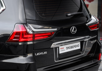 Подержанный автомобиль Lexus LX 2016 года (11 фото)