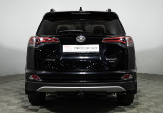 Подержанный автомобиль Toyota RAV4 2018 года (6 фото)