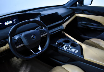 Подержанный автомобиль Changan UNI-V 2022 года (9 фото)