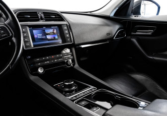 Подержанный автомобиль Jaguar F-Pace 2017 года (15 фото)
