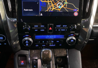 Подержанный автомобиль Toyota Alphard 2021 года (13 фото)