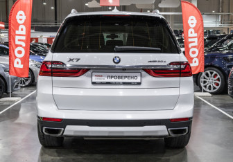Подержанный автомобиль BMW X7 2020 года (10 фото)
