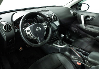 Подержанный автомобиль Nissan Qashqai 2010 года (11 фото)