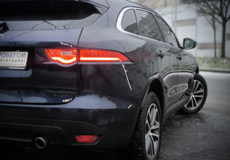 Подержанный автомобиль Jaguar F-Pace 2018 года (10 фото)