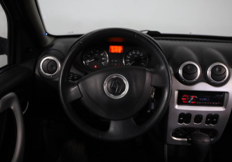 Подержанный автомобиль Renault Sandero 2014 года (10 фото)