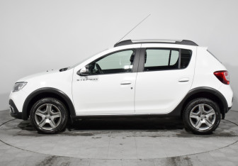 Подержанный автомобиль Renault Sandero 2022 года (8 фото)