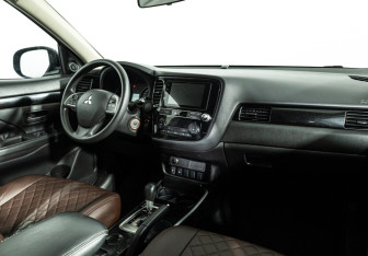 Подержанный автомобиль Mitsubishi Outlander 2019 года (9 фото)