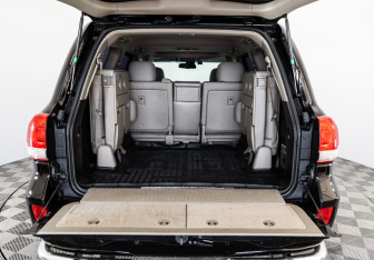 Подержанный автомобиль Toyota Land Cruiser Suv 2010 года (30 фото)