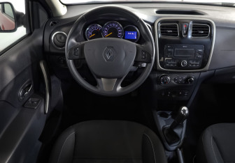 Подержанный автомобиль Renault Sandero 2018 года (10 фото)
