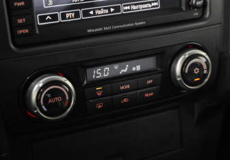 Подержанный автомобиль Mitsubishi Pajero 2011 года (15 фото)