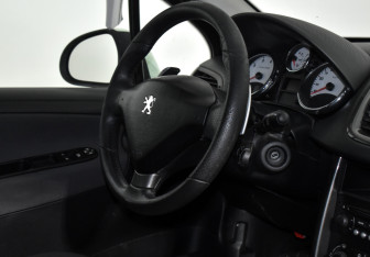 Подержанный автомобиль Peugeot 207 Hatchback 2010 года (15 фото)