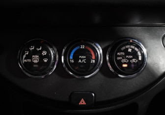 Подержанный автомобиль Nissan Note 2007 года (14 фото)