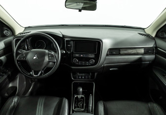 Подержанный автомобиль Mitsubishi Outlander 2018 года (13 фото)