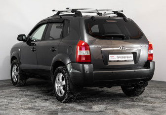 Подержанный автомобиль Hyundai Tucson 2007 года (7 фото)