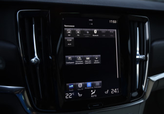 Подержанный автомобиль Volvo V90 Cross Country 2017 года (16 фото)