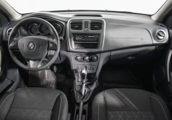 Подержанный автомобиль Renault Sandero 2016 года (13 фото)