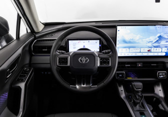 Подержанный автомобиль Toyota RAV4 2026 года (17 фото)