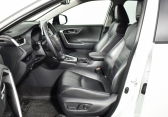 Подержанный автомобиль Toyota RAV4 2019 года (10 фото)