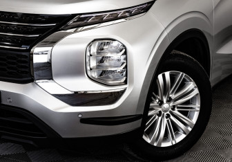 Подержанный автомобиль Mitsubishi Outlander 2022 года (3 фото)