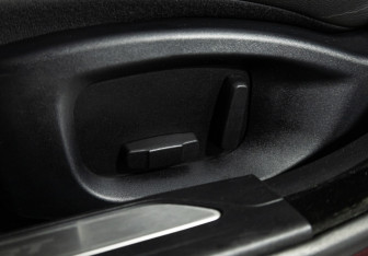 Подержанный автомобиль Jaguar XE 2015 года (17 фото)