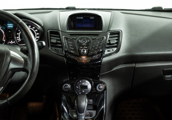Подержанный автомобиль Ford Fiesta Sedan 2015 года (14 фото)