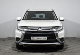 Подержанный автомобиль Mitsubishi Outlander 2017 года (2 фото)