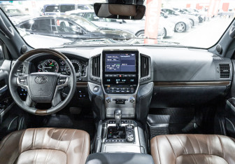 Подержанный автомобиль Toyota Land Cruiser Suv 2019 года (14 фото)