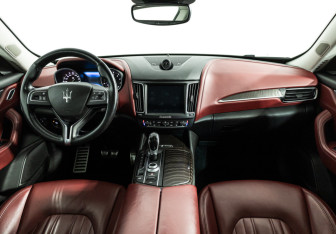 Подержанный автомобиль Maserati Levante 2017 года (13 фото)