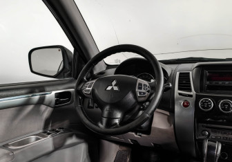 Подержанный автомобиль Mitsubishi Pajero Sport 2012 года (15 фото)