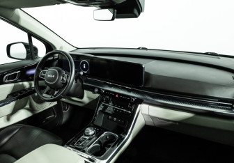 Подержанный автомобиль Kia Carnival 2022 года (9 фото)