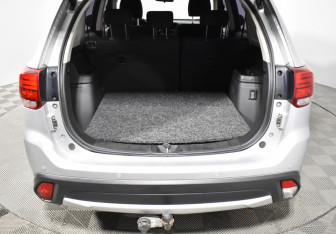 Подержанный автомобиль Mitsubishi Outlander 2017 года (18 фото)