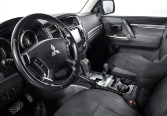 Подержанный автомобиль Mitsubishi Pajero 2014 года (9 фото)
