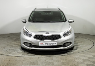 Подержанный автомобиль Kia Ceed Hatchback 2012 года (2 фото)
