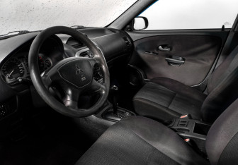 Подержанный автомобиль Mitsubishi Carisma Sedan 2003 года (9 фото)