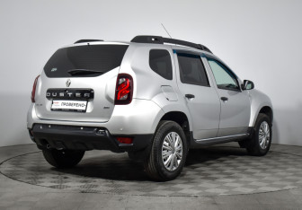 Подержанный автомобиль Renault Duster 2017 года (5 фото)