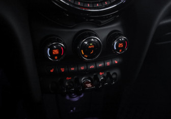 Подержанный автомобиль MINI Hatch 2020 года (16 фото)