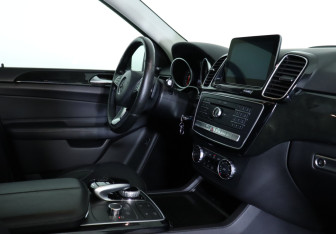 Подержанный автомобиль Mercedes-Benz GLE 2016 года (10 фото)