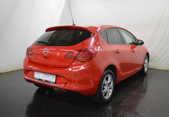 Подержанный автомобиль Opel Astra Hatchback 2014 года (5 фото)