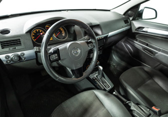 Подержанный автомобиль Opel Astra Sedan 2010 года (11 фото)