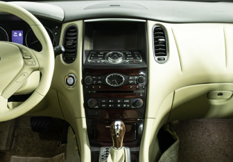 Подержанный автомобиль Infiniti QX50 2013 года (14 фото)