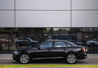 Подержанный автомобиль Audi A4 Sedan 2018 года (9 фото)