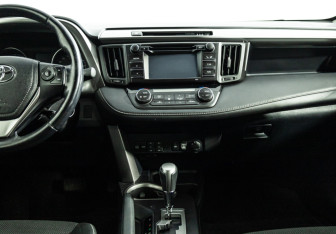 Подержанный автомобиль Toyota RAV4 2016 года (14 фото)