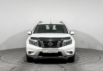 Подержанный автомобиль Nissan Terrano 2017 года (2 фото)