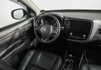 Подержанный автомобиль Mitsubishi Outlander 2020 года (9 фото)