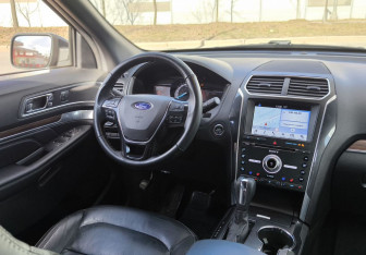 Подержанный автомобиль Ford Explorer 2018 года (19 фото)