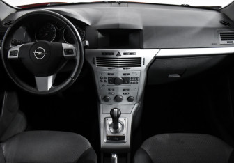Подержанный автомобиль Opel Astra Hatchback 2010 года (14 фото)
