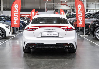 Подержанный автомобиль Kia Stinger 2023 года (10 фото)