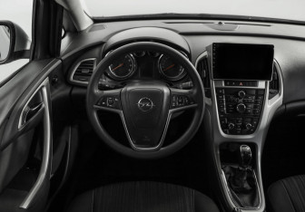 Подержанный автомобиль Opel Astra Hatchback 2011 года (11 фото)