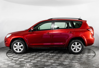 Подержанный автомобиль Toyota RAV4 2010 года (8 фото)