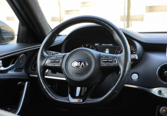 Подержанный автомобиль Kia Stinger 2018 года (19 фото)